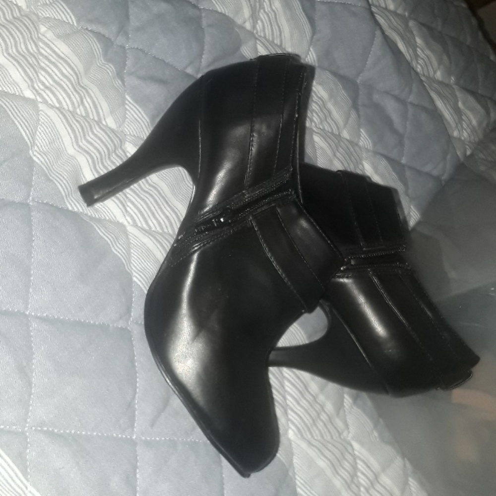 heels never worn nwot